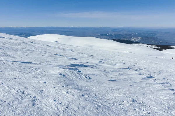 Bulgaristan 'ın Sofya kentinin Cherni Vrah zirvesi yakınlarındaki Vitosha Dağı' nın kış manzarası