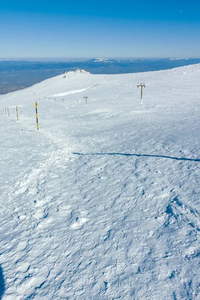 Bulgaristan 'ın Sofya kentinin Cherni Vrah zirvesi yakınlarındaki Vitosha Dağı' nın kış manzarası