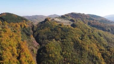 Bulgaristan 'ın Pernik Bölgesi, Kamenititsa zirvesi yakınlarındaki Erul dağının şaşırtıcı sonbahar manzarası