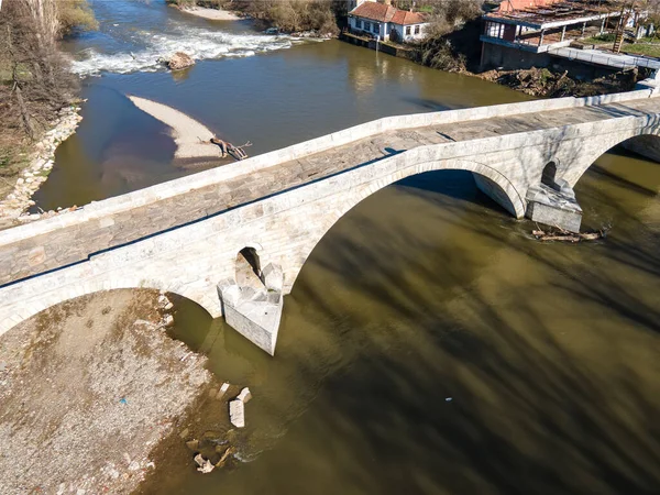 卡丁大部分的空中景观 一座15世纪的石拱桥 横跨保加利亚Kyustendil省Nevestino的Struma河 — 图库照片