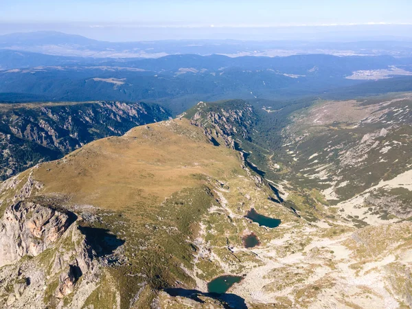 ブルガリアのマリヨヴィツァ山頂付近のリラ山の素晴らしい空中風景 — ストック写真