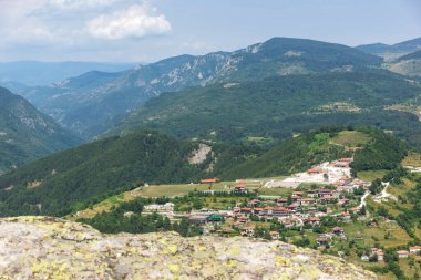 Belintash, Bulgaristan 'ın Rodop Dağları' ndaki tanrı Sabazios 'a adanmıştır.