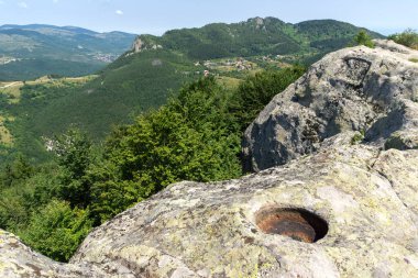 Belintash, Bulgaristan 'ın Rodop Dağları' ndaki tanrı Sabazios 'a adanmıştır.