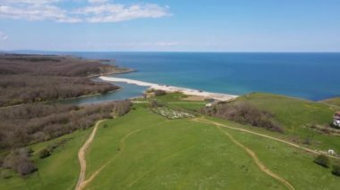 Bulgaristan 'ın Burgaz Bölgesi Sinemorets köyü, Veleka Nehri' nin ağzındaki sahil manzarası