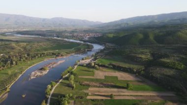 Bulgaristan 'ın Blagoevgrad bölgesinin Topolnitsa köyü yakınlarındaki Struma nehrinin hava günbatımı manzarası