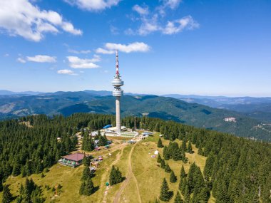 Bulgaristan 'ın Smolyan Bölgesi Pamporovo tatil beldesi yakınlarındaki Rodop Dağlarının hava manzarası