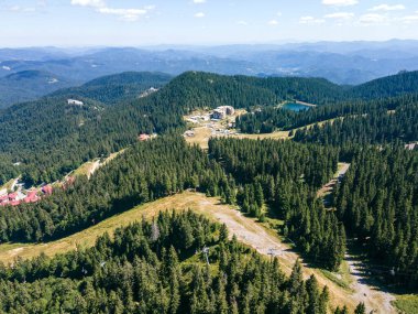 Bulgaristan 'ın Smolyan Bölgesi Pamporovo tatil beldesi yakınlarındaki Rodop Dağlarının hava manzarası