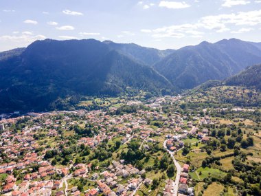 Bulgaristan 'ın Smolyan gölleri yakınlarındaki Rodop Dağlarının Hava Panoraması