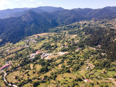 Bulgaristan 'ın Smolyan gölleri yakınlarındaki Rodop Dağlarının Hava Panoraması
