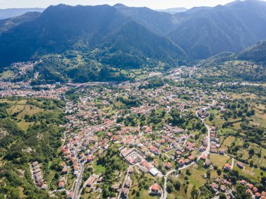 Bulgaristan 'ın Smolyan gölleri yakınlarındaki Rodop Dağlarının Hava Panoraması