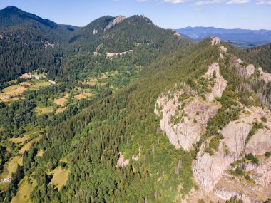 Bulgaristan 'ın Smolyan gölleri yakınlarındaki Rodop Dağlarının Hava Panoraması