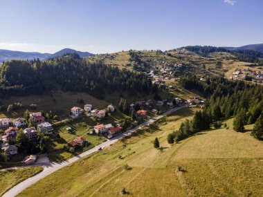 Bulgaristan 'ın Smolyan Bölgesi Pamporovo tatil beldesi yakınlarındaki Rodop Dağları ve Stoykite köyünün hava manzarası