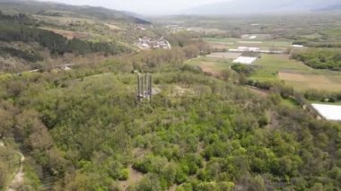 Bulgaristan 'ın Blagoevgrad bölgesinin Kliuch köyü yakınlarındaki Bulgar Çarı Samuel' in hava manzarası