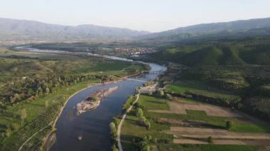 Bulgaristan 'ın Blagoevgrad bölgesinin Topolnitsa köyü yakınlarındaki Struma nehrinin hava günbatımı manzarası