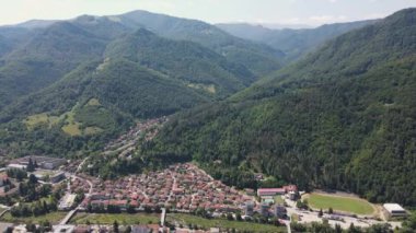 Bulgaristan 'ın Balkan Dağları, Lovech bölgesindeki Teteven kasabasının hava manzarası