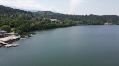 Pancharevo Gölü 'nün havadan yaz manzarası, Sofya şehir bölgesi, Bulgaristan