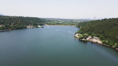 Pancharevo Gölü 'nün havadan yaz manzarası, Sofya şehir bölgesi, Bulgaristan