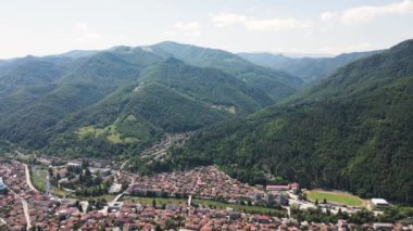 Bulgaristan 'ın Balkan Dağları, Lovech bölgesindeki Teteven kasabasının hava manzarası