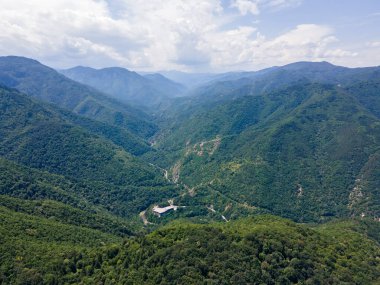 Bulgaristan 'ın Filibe Bölgesi' ndeki Kızıl Duvar zirvesi yakınlarındaki Rodop Dağları 'nın şaşırtıcı hava manzarası