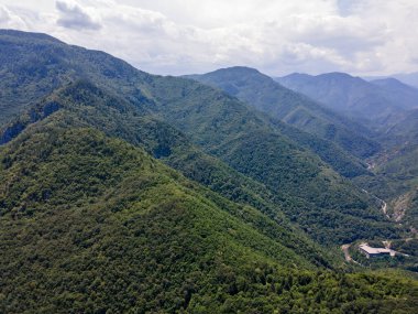 Bulgaristan 'ın Filibe Bölgesi' ndeki Kızıl Duvar zirvesi yakınlarındaki Rodop Dağları 'nın şaşırtıcı hava manzarası