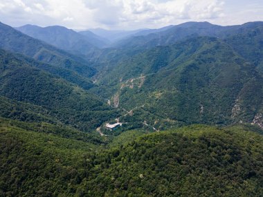 Bulgaristan 'ın Filibe Bölgesi' ndeki Kızıl Duvar zirvesi yakınlarındaki Rodop Dağları 'nın şaşırtıcı hava manzarası