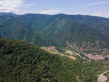 Bulgaristan 'ın Filibe Bölgesi' ndeki Kızıl Duvar zirvesi yakınlarındaki Rodop Dağları 'nın şaşırtıcı hava manzarası