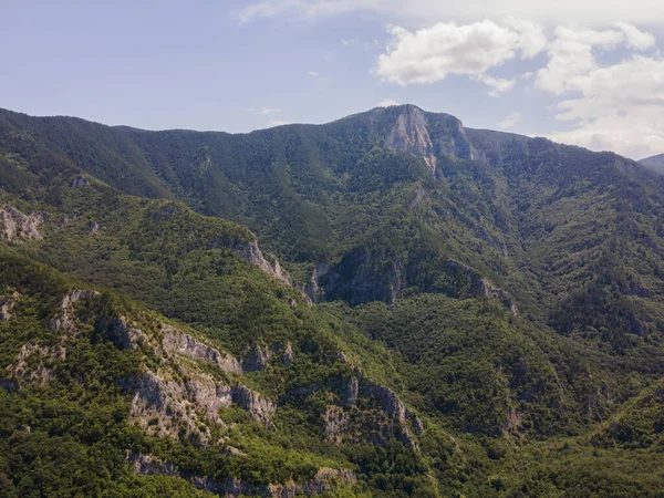 Bulgaristan 'ın Filibe Bölgesi' ndeki Kızıl Duvar zirvesi yakınlarındaki Rodop Dağları 'nın şaşırtıcı hava manzarası