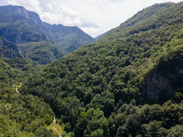 Bulgaristan 'ın Filibe Bölgesi' ndeki Kızıl Duvar zirvesi yakınlarındaki Rodop Dağları 'nın şaşırtıcı hava manzarası