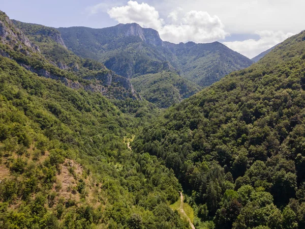 Bulgaristan 'ın Filibe Bölgesi' ndeki Kızıl Duvar zirvesi yakınlarındaki Rodop Dağları 'nın şaşırtıcı hava manzarası