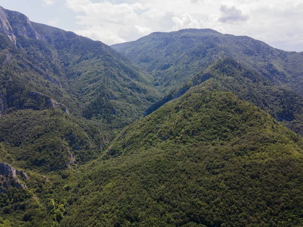 Bulgaristan 'ın Filibe Bölgesi' ndeki Kızıl Duvar zirvesi yakınlarındaki Rodop Dağları 'nın şaşırtıcı hava manzarası