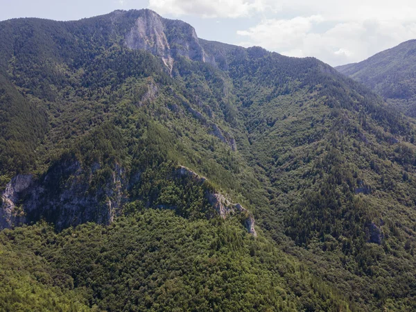 Bulgaristan 'ın Filibe Bölgesi' ndeki Kızıl Duvar zirvesi yakınlarındaki Rodop Dağları 'nın şaşırtıcı hava manzarası