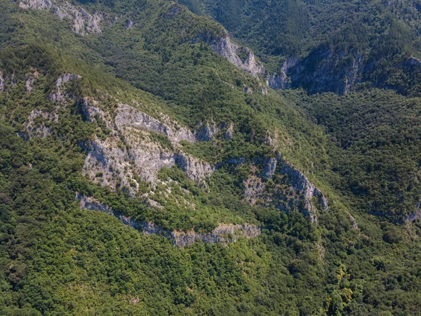 Bulgaristan 'ın Filibe Bölgesi' ndeki Kızıl Duvar zirvesi yakınlarındaki Rodop Dağları 'nın şaşırtıcı hava manzarası