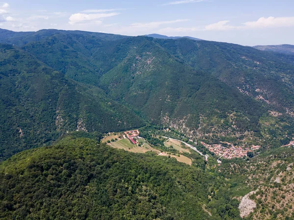 保加利亚普罗夫迪夫地区红墙峰附近的罗得西亚山脉令人惊叹的空中全景 — 图库照片