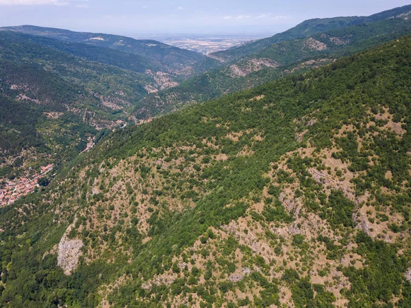 Bulgaristan 'ın Filibe Bölgesi' ndeki Kızıl Duvar zirvesi yakınlarındaki Rodop Dağları 'nın şaşırtıcı hava manzarası