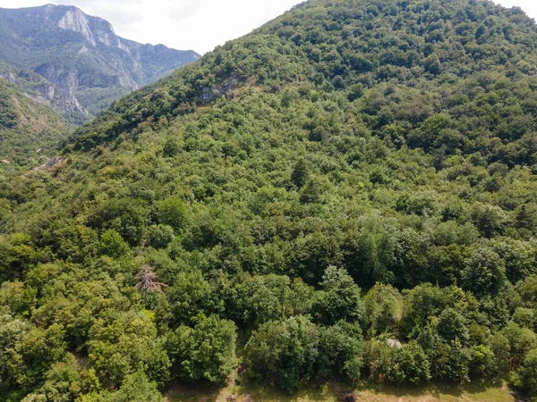 Bulgaristan 'ın Filibe Bölgesi' ndeki Kızıl Duvar zirvesi yakınlarındaki Rodop Dağları 'nın şaşırtıcı hava manzarası