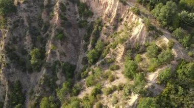 Rozhen kum piramitlerinin hava günbatımı manzarası, Blagoevgrad bölgesi, Bulgaristan
