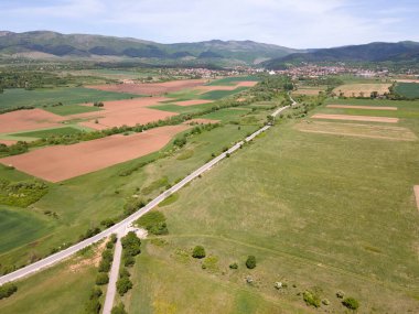Bulgaristan 'ın Sofya bölgesindeki Godech kasabası yakınlarındaki kırsal arazinin bahar havası manzarası
