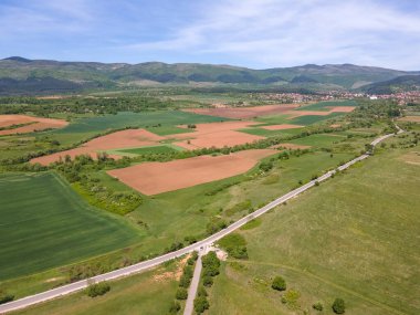 Bulgaristan 'ın Sofya bölgesindeki Godech kasabası yakınlarındaki kırsal arazinin bahar havası manzarası