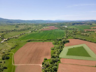 Bulgaristan 'ın Sofya bölgesindeki Godech kasabası yakınlarındaki kırsal arazinin bahar havası manzarası