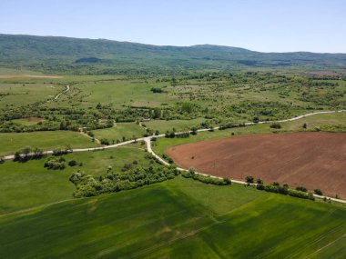Bulgaristan 'ın Sofya bölgesindeki Godech kasabası yakınlarındaki kırsal arazinin bahar havası manzarası