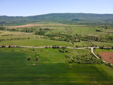 Bulgaristan 'ın Sofya bölgesindeki Godech kasabası yakınlarındaki kırsal arazinin bahar havası manzarası