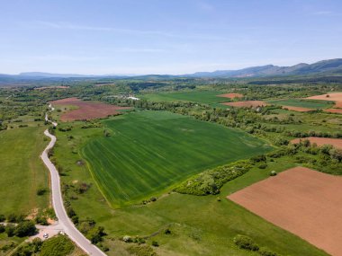Bulgaristan 'ın Sofya bölgesindeki Godech kasabası yakınlarındaki kırsal arazinin bahar havası manzarası