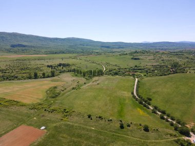 Bulgaristan 'ın Sofya bölgesindeki Godech kasabası yakınlarındaki kırsal arazinin bahar havası manzarası