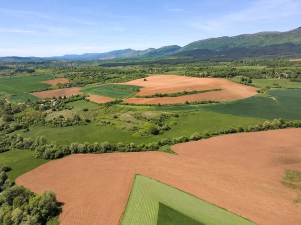 Bulgaristan 'ın Sofya bölgesindeki Godech kasabası yakınlarındaki kırsal arazinin bahar havası manzarası
