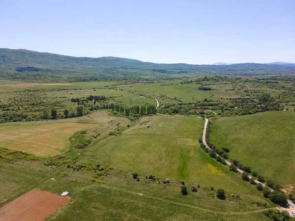 Bulgaristan 'ın Sofya bölgesindeki Godech kasabası yakınlarındaki kırsal arazinin bahar havası manzarası