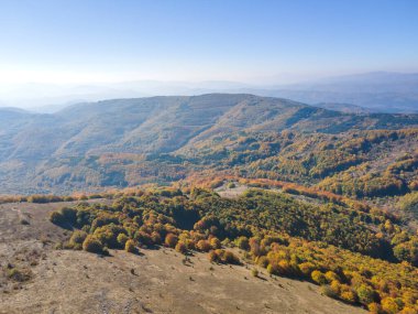 Bulgaristan 'ın Pernik Bölgesi Golemi zirvesi yakınlarındaki Erul dağının şaşırtıcı sonbahar manzarası