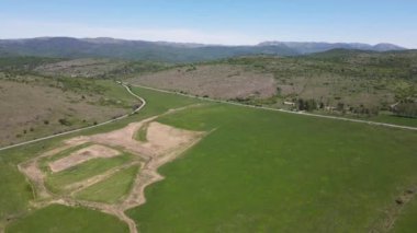 Bulgaristan 'ın Sofya bölgesindeki Godech kasabası yakınlarındaki kırsal arazinin bahar havası manzarası