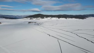 Bulgaristan 'ın Pazardzhik Bölgesi, buzla kaplı Batak Barajı' nın kış manzarası