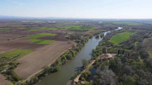 불가리아의 플로브디브 근처에 마리차 강으로 들어가는 라스카 공중에서 바라본 — 비디오