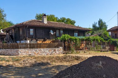 Bulgaristan 'ın Burgaz Bölgesi' nin tarihi Brashlyan kasabasında 19. yüzyıldan kalma eski evler